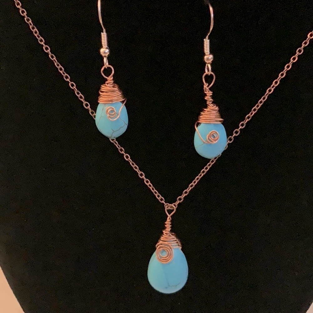 🦋2for $40Beautiful elegant & unique Turqoise set earrings &necklace 🦋 NWOT
